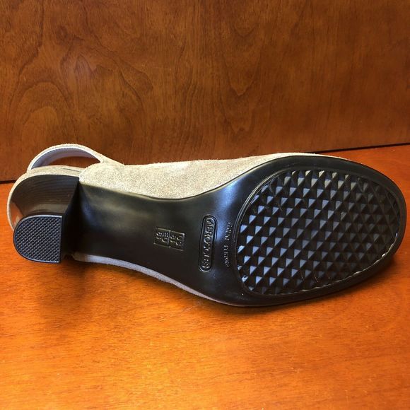 Aerosoles Role Back Gray Suede Heels Pumps - Picture 8 of 8